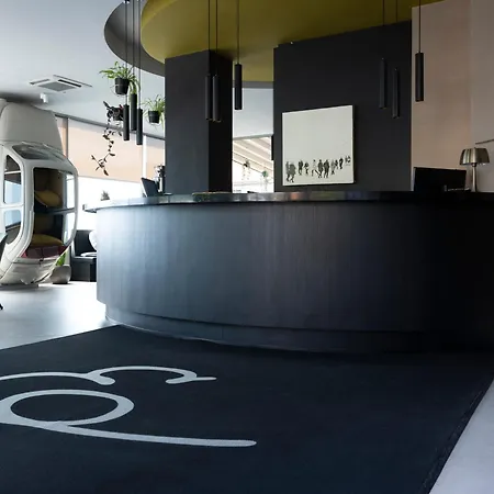 Elizabeth Lifestyle Bolonia